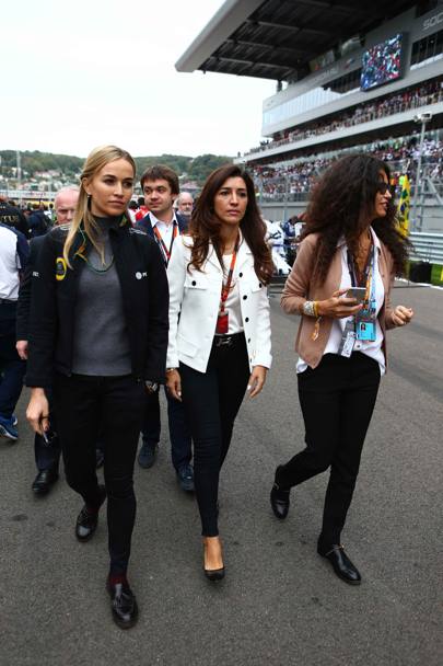 Fabiana Flosi, moglie di Bernie Ecclestone, con la test driver della Lotus Carmen Jord e Afef, la moglie di Tronchetti Provera. LaPresse